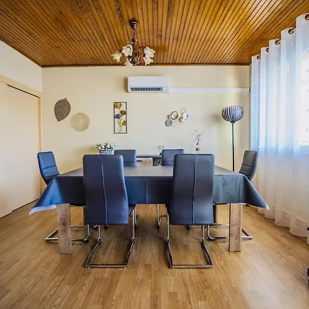 Beautiful Air-conditioned And Bright Apartment *