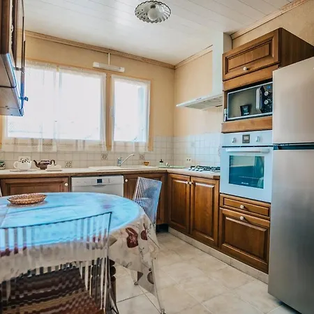 Beautiful Air-conditioned And Bright Apartment *